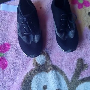 Crazy 8 tennis shoes